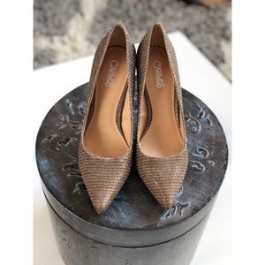 Carlos Santana Sparkly Gold Holiday Pointed Heels